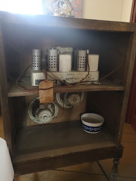File:Antique Radio - St Andrews - inside.jpg